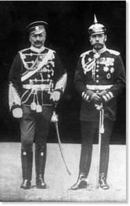 Kaiser Guglielmo II (a sinistra) e lo zar Nicola II che indossano le uniformi militari l’uno dell'altro.